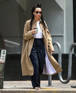 zoe-kravitz-out-for-coffee-with-a-friend-in-new-york-04-24-2023-3.jpg