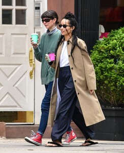 zoe-kravitz-out-for-coffee-with-a-friend-in-new-york-04-24-2023-4.jpg