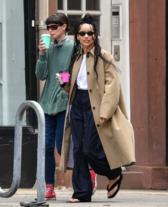 zoe-kravitz-out-for-coffee-with-a-friend-in-new-york-04-24-2023-5.jpg