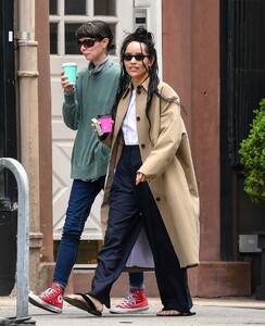 zoe-kravitz-out-for-coffee-with-a-friend-in-new-york-04-24-2023-6.jpg