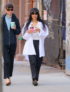 zoe-kravitz-out-with-a-friend-in-new-york-04-21-2023-0.jpg