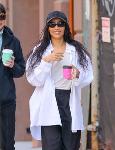 zoe-kravitz-out-with-a-friend-in-new-york-04-21-2023-1.jpg