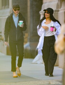 zoe-kravitz-out-with-a-friend-in-new-york-04-21-2023-3.jpg