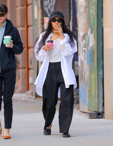 zoe-kravitz-out-with-a-friend-in-new-york-04-21-2023-5.jpg