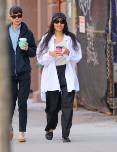 zoe-kravitz-out-with-a-friend-in-new-york-04-21-2023-6.jpg