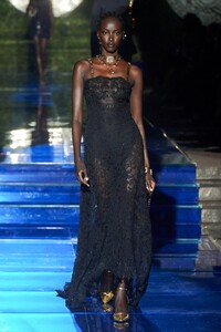 00003-Versace-by-Fendi-PreFall-22-Milan-credit-gorunway.thumb.jpg.ea46dea057a9dd615d5ae2576371a4a1.jpg