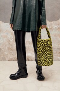 00008-bottega-veneta-prefall-2023-details-credit-brand.jpg