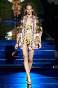 00012-Versace-by-Fendi-PreFall-22-Milan-credit-gorunway.thumb.jpg.7cd629741a74bfae21e742ebca275a9a.jpg