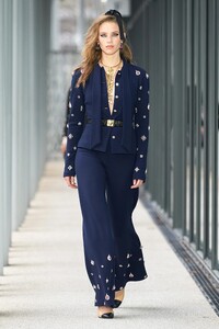 00013-Chanel-Pre-Fall-22-Paris-credit-gorunway.thumb.jpg.77ba696566c81800d15d068a1ad413b9.jpg