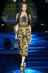 00044-Fendi-by-Versace-PreFall-22-Milan-credit-gorunway.thumb.jpg.736d6f9d2c6cb64893bc37ae5541ddae.jpg