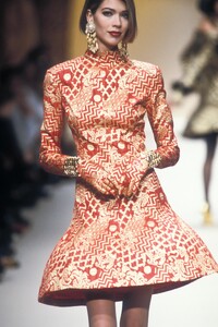 1008859687_Valentino1992WomenRTW5.thumb.jpg.34df1d0b47aa1cdf799e26b9c7664b56.jpg