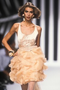 1011362840_Valentino1992WomenRTW102.thumb.jpg.a9c3646248c3167387f6c91cb2ee395e.jpg