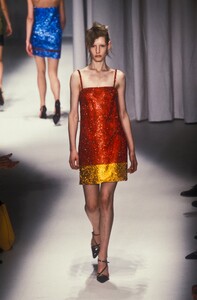 112380264_Versace1997WomenRTW49.thumb.jpg.da34c5381652fcf2e7f51ea49ea06a42.jpg