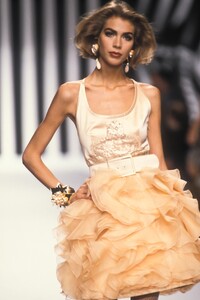 1152292485_Valentino1992WomenRTW103.thumb.jpg.591e909fd91442d97f30ffc5ca5b8de0.jpg