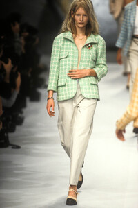 1445961347_Chanel1996WomenRTW29.thumb.jpg.be9fc2f5400628c448992ad5ee43513d.jpg