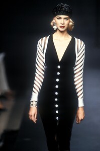 1464119701_Valentino1992HauteCouture50.thumb.jpg.88ab701b069b5aa921557201648fc4d0.jpg