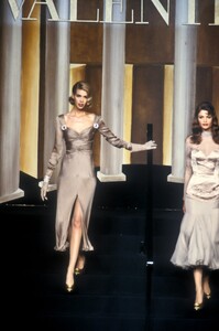 1492734284_Valentino1992HauteCouture83.thumb.jpg.680a40e9a7f070ce9310c16e7d4b21f9.jpg