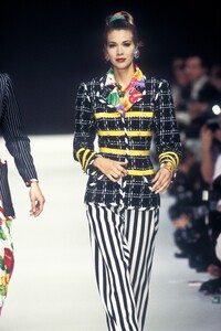 1558063296_EmanuelUngaro1993WomenRTW105.thumb.jpg.751b75306c197d5612f829f80529314d.jpg