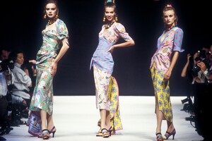 1572711454_EmanuelUngaro1993WomenRTW116.thumb.jpg.d47434c6f9dc444f87095602ceae44ad.jpg