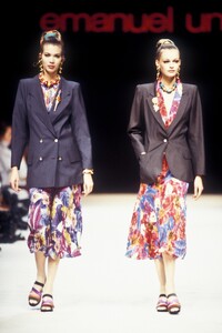 1691228865_EmanuelUngaro1993WomenRTW79.thumb.jpg.d27691862ea1870222ce41424981da03.jpg