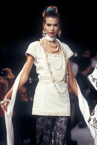 1738784537_EmanuelUngaro1993WomenRTW81.thumb.jpg.beb288b95c41f5987a5fcd49c41b67a0.jpg
