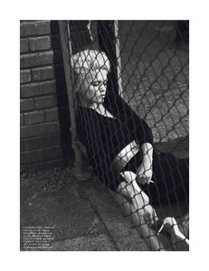 186891195_vogue-paris-2013-septembre(dragged)56.thumb.jpg.4747e697702296af59856460facfc712.jpg
