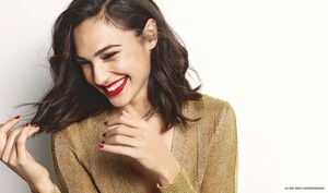2018-008-gal-gadot-revlon.jpg