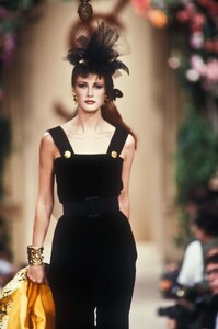274000100_YvesSaintLaurent1992HauteCouture75.thumb.jpg.4feca6d9730f34403431d5c3d16f3cad.jpg
