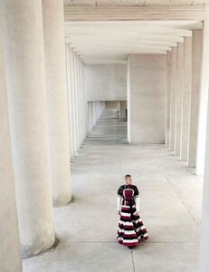 307749310_VogueSpainApril2017-014.thumb.jpg.e89a0058cb3adb9eacaec488b1599fa3.jpg