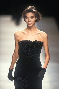 368516359_GiorgioArmani1992WomenRTW108.thumb.jpg.c499371e710d098c2bac1e0f4029bce0.jpg