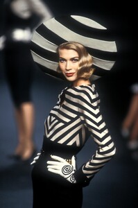 390298627_Valentino1992HauteCouture2.thumb.jpg.f59215788e2c16848c915dff9e49c07d.jpg