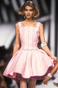 514533468_Valentino1992WomenRTW19.thumb.jpg.530df6218e1ada99cfc5b5dafe447927.jpg