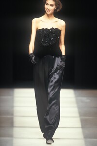 577859515_GiorgioArmani1992WomenRTW107.thumb.jpg.50f9b363320b321c4a8e04f0f5cb4095.jpg