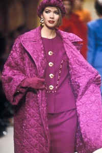 839700923_Valentino1992WomenRTW104.thumb.jpg.66c909069623c23a41156333d70db1d0.jpg