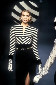 872251754_Valentino1992HauteCouture1.thumb.jpg.e8b35d6b74b0113437e6b1fba296cc49.jpg