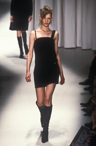 904022460_Versace1997WomenRTW45.thumb.jpg.cc247dbd86b3ee3670aa8eaf81de2af8.jpg