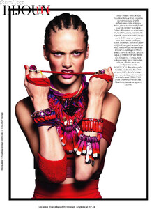 Vogue_France_2011-02-114.thumb.jpg.b8993f5506c9d47d883896eb2b6aad6b.jpg