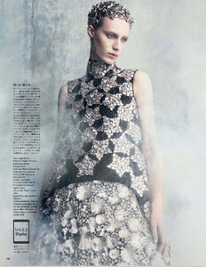 Vogue_Japan_-_September_2014-135.thumb.jpg.fd53e82151d8a67850330df5e259f79f.jpg