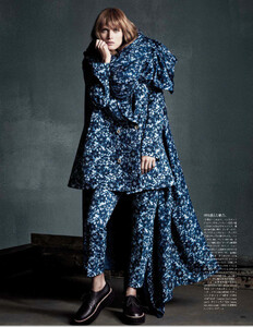 Vogue_Japan_-_September_2014-239.thumb.jpg.b735fd0f260c37def5ef88b990437ad7.jpg