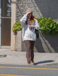 ashlee-simpson-leaving-her-pilates-class-in-la-03-30-2023-3.jpg