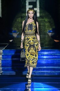 defile-fendi-by-versace-printemps-ete-2022-milan-look-20.thumb.jpg.32ab3587f2cb80bc710dbae7e9bd3dda.jpg