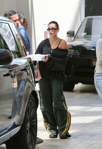 hailey-rhode-bieber-out-in-beverly-hills-05-02-2023-3.jpg
