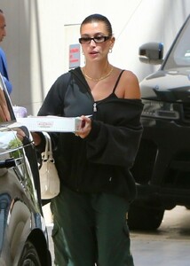 hailey-rhode-bieber-out-in-beverly-hills-05-02-2023-6.jpg