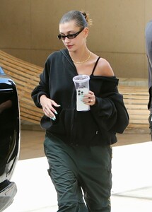 hailey-rhode-bieber-out-in-beverly-hills-05-02-2023-9.jpg