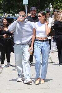 hailey-rhode-bieber-street-style-los-angeles-04-29-2023-1.jpg
