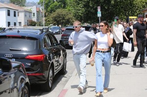hailey-rhode-bieber-street-style-los-angeles-04-29-2023-5.jpg
