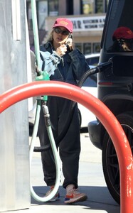 hilary-duff-at-a-gas-station-in-los-angeles-03-02-2023-3.thumb.jpg.61df65c3552b96141d5565ae9b97aad6.jpg
