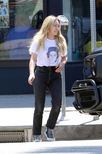 hilary-duff-out-and-about-in-los-angeles-04-26-2023-1.thumb.jpg.f63edffa4590a7f9cc3c55aea63aefa8.jpg
