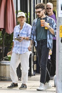 hilary-duff-out-for-morning-family-breakfast-in-studio-city-05-06-2023-2.thumb.jpg.eefacd6d7b967bf5b76b0ca9dcf7c78f.jpg