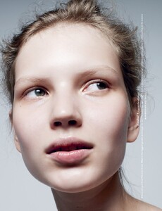 i-D_Fall_2015_04.thumb.jpg.3871691659d9e067e245754d9a87e37a.jpg